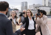 Mulheres ocupam metade das vagas de emprego formal no Jornalismo, mas desigualdade salarial persiste